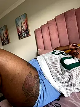 Snapshot of MissLola27 chatting on November 30, 2025, 11:22 am MissLola27 online show from November 30, 2025, 11:22 am