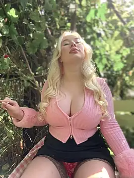 Snapshot of LaraHollywood chatting on September 22, 2025, 6:30 am LaraHollywood online show from September 22, 2025, 6:30 am