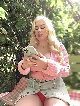 Snapshot of LaraHollywood chatting on September 20, 2025, 6:18 am LaraHollywood online show from September 20, 2025, 6:18 am