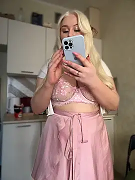 Snapshot of LaraHollywood chatting on October 7, 2025, 5:19 am LaraHollywood online show from October 7, 2025, 5:19 am