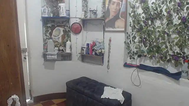 Snapshot of FunnyGrandma chatting on May 7, 2026, 6:44 pm FunnyGrandma online show from May 7, 2026, 6:44 pm