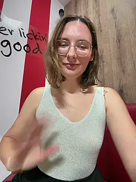Snapshot of The_Snowwhitee chatting on July 5, 2026, 9:05 am The Snowwhitee online show from July 5, 2026, 9:05 am