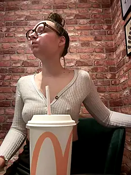 The Snowwhitee online show from January 6, 2026, 9:02 am