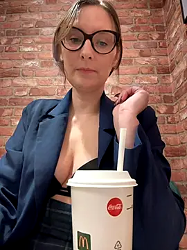 The Snowwhitee online show from December 1, 2025, 9:04 pm