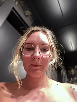 The Snowwhitee online show from February 12, 2025, 10:15 pm