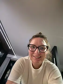 Snapshot of The_Snowwhitee chatting on July 6, 2026, 6:54 pm The Snowwhitee online show from July 6, 2026, 6:54 pm