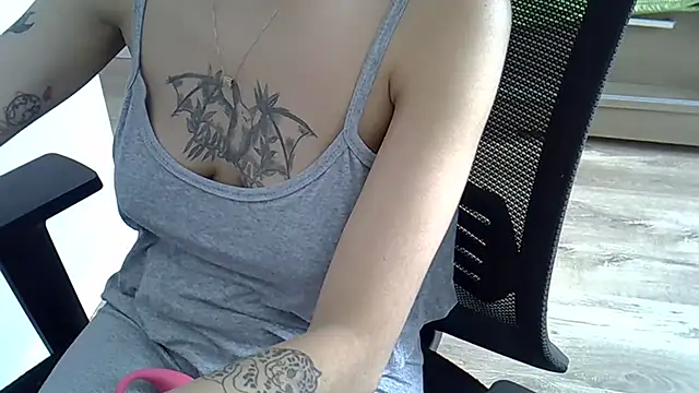 Snapshot of blackmodel chatting on December 18, 2024, 1:23 pm blackmodel online show from December 18, 2024, 1:23 pm