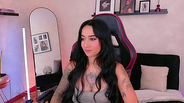 EmmyEvans1 online show from April 10, 2026, 7:43 pm