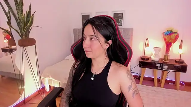 EmmyEvans1 online show from February 28, 2025, 7:46 pm