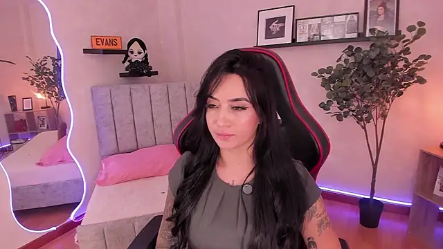 EmmyEvans1 online show from September 10, 2025, 7:35 pm