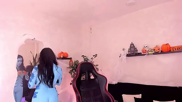 EmmyEvans1 online show from October 31, 2025, 6:48 pm