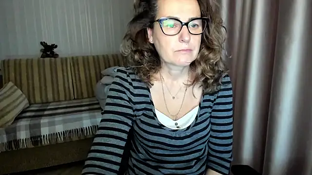 Snapshot of lauraoven chatting on November 27, 2025, 8:04 am lauraoven online show from November 27, 2025, 8:04 am