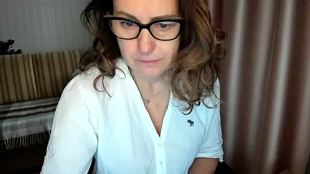 Snapshot of lauraoven chatting on December 15, 2025, 10:32 am lauraoven online show from December 15, 2025, 10:32 am