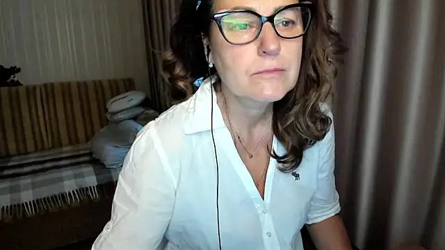 Snapshot of lauraoven chatting on November 21, 2025, 7:18 am lauraoven online show from November 21, 2025, 7:18 am