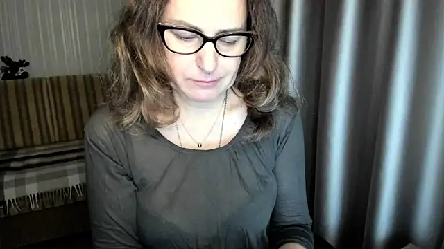 Snapshot of lauraoven chatting on December 16, 2025, 7:12 am lauraoven online show from December 16, 2025, 7:12 am