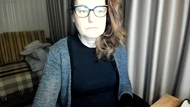 Snapshot of lauraoven chatting on February 18, 2026, 5:42 pm lauraoven online show from February 18, 2026, 5:42 pm