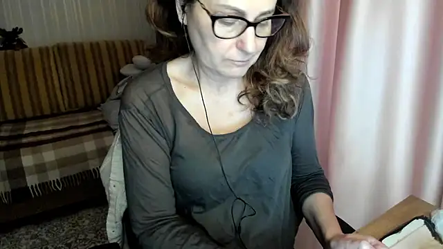 Snapshot of lauraoven chatting on February 3, 2026, 12:21 pm lauraoven online show from February 3, 2026, 12:21 pm