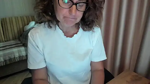 Snapshot of lauraoven chatting on July 21, 2026, 12:06 pm lauraoven online show from July 21, 2026, 12:06 pm