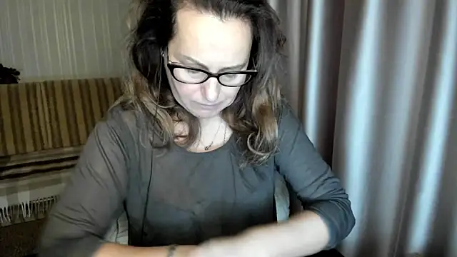 Snapshot of lauraoven chatting on December 19, 2025, 8:06 am lauraoven online show from December 19, 2025, 8:06 am