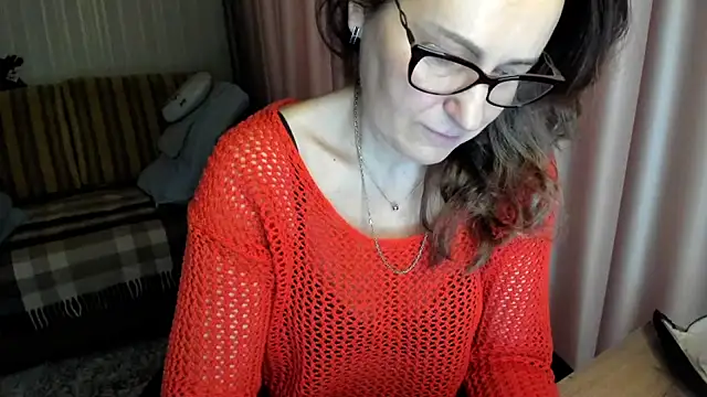 Snapshot of lauraoven chatting on February 9, 2026, 7:50 am lauraoven online show from February 9, 2026, 7:50 am