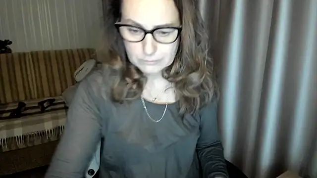 Snapshot of lauraoven chatting on December 20, 2025, 9:45 am lauraoven online show from December 20, 2025, 9:45 am