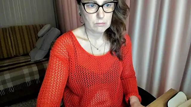 Snapshot of lauraoven chatting on February 10, 2026, 7:51 am lauraoven online show from February 10, 2026, 7:51 am