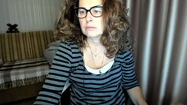 Snapshot of lauraoven chatting on November 28, 2025, 11:54 am lauraoven online show from November 28, 2025, 11:54 am