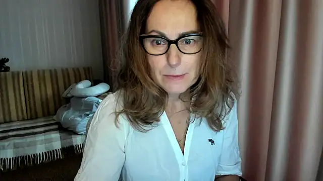 Snapshot of lauraoven chatting on November 14, 2025, 8:07 am lauraoven online show from November 14, 2025, 8:07 am