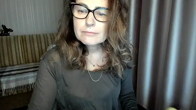 Snapshot of lauraoven chatting on December 17, 2025, 7:35 am lauraoven online show from December 17, 2025, 7:35 am