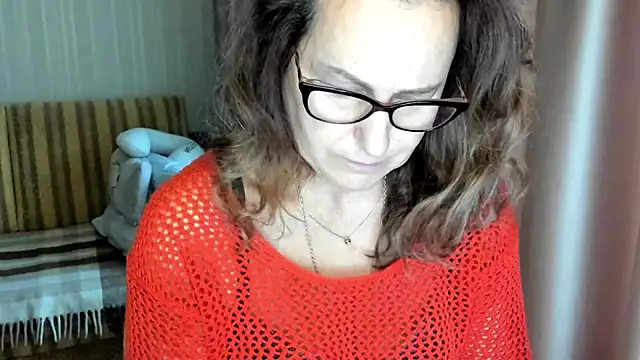 Snapshot of lauraoven chatting on November 8, 2025, 10:30 am lauraoven online show from November 8, 2025, 10:30 am