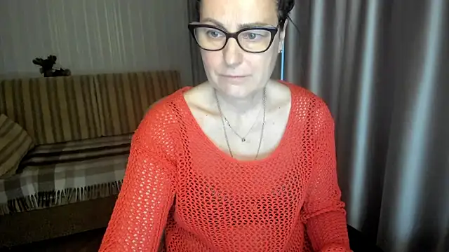 Snapshot of lauraoven chatting on December 23, 2025, 7:29 am lauraoven online show from December 23, 2025, 7:29 am