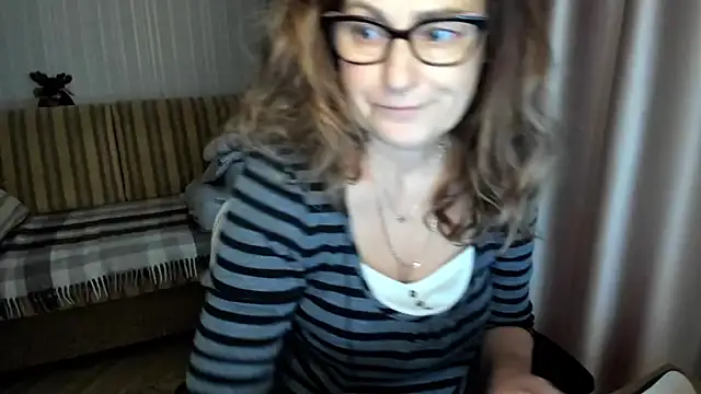 Snapshot of lauraoven chatting on December 1, 2025, 8:37 am lauraoven online show from December 1, 2025, 8:37 am