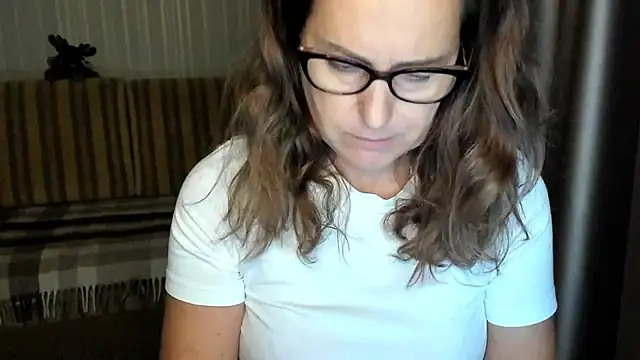 Snapshot of lauraoven chatting on October 28, 2025, 2:16 pm lauraoven online show from October 28, 2025, 2:16 pm