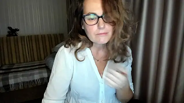 Snapshot of lauraoven chatting on December 4, 2025, 7:51 am lauraoven online show from December 4, 2025, 7:51 am