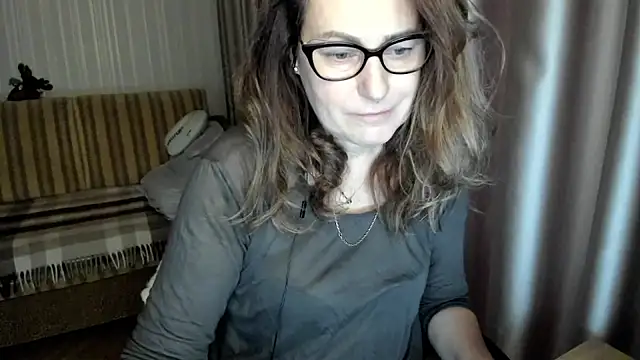 Snapshot of lauraoven chatting on December 18, 2025, 7:57 am lauraoven online show from December 18, 2025, 7:57 am