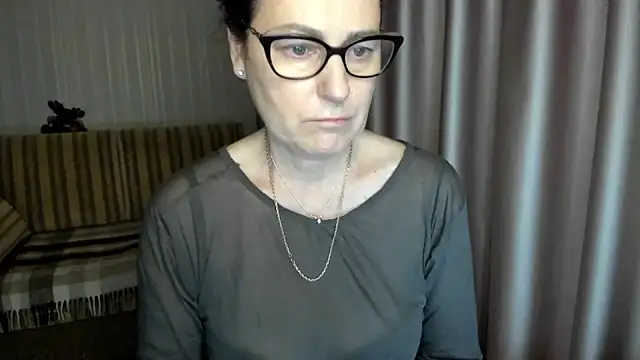 Snapshot of lauraoven chatting on December 21, 2025, 11:34 am lauraoven online show from December 21, 2025, 11:34 am