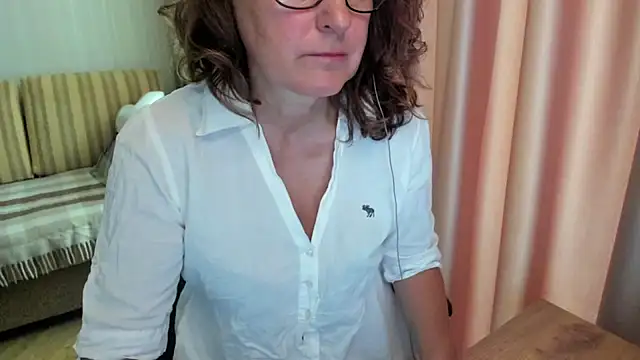 Snapshot of lauraoven chatting on July 17, 2026, 7:16 am lauraoven online show from July 17, 2026, 7:16 am