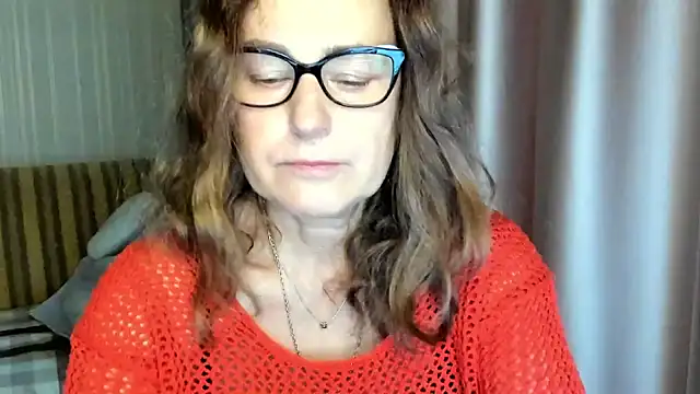 Snapshot of lauraoven chatting on November 3, 2025, 7:35 am lauraoven online show from November 3, 2025, 7:35 am