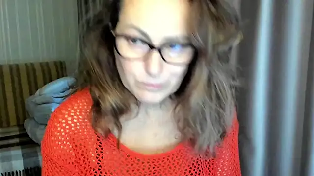 Snapshot of lauraoven chatting on November 5, 2025, 7:55 am lauraoven online show from November 5, 2025, 7:55 am