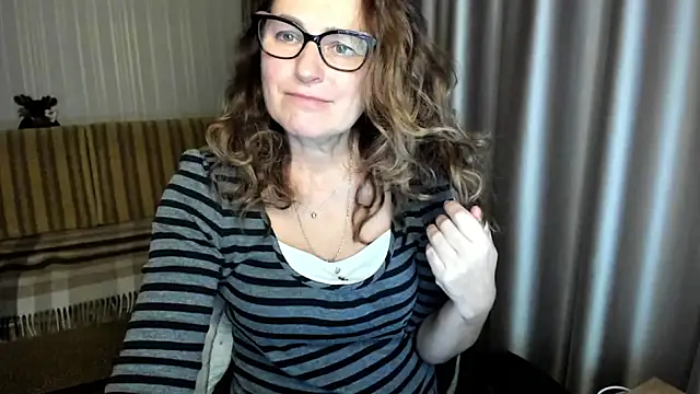 Snapshot of lauraoven chatting on November 23, 2025, 4:39 pm lauraoven online show from November 23, 2025, 4:39 pm