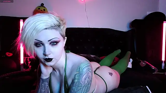 Snapshot of Ivey_and_James chatting on February 26, 2025, 10:36 pm Ivey and James online show from February 26, 2025, 10:36 pm