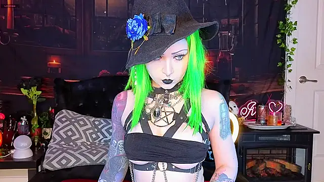 Snapshot of Ivey_and_James chatting on October 9, 2025, 7:58 pm Ivey and James online show from October 9, 2025, 7:58 pm