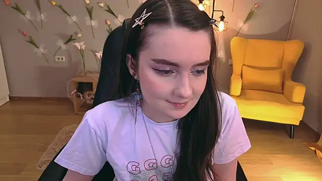 Snapshot of CloudGrace chatting on April 18, 2026, 6:21 pm CloudGrace online show from April 18, 2026, 6:21 pm