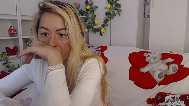 Snapshot of spell_of_love chatting on April 15, 2026, 9:37 am spell of love online show from April 15, 2026, 9:37 am