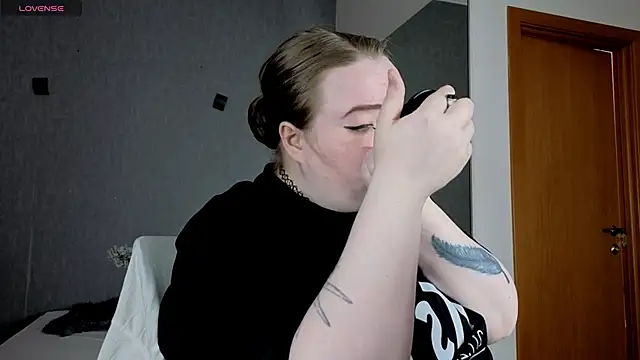 Snapshot of EMMA__CONNOR chatting on September 28, 2025, 10:44 am EMMA  CONNOR online show from September 28, 2025, 10:44 am