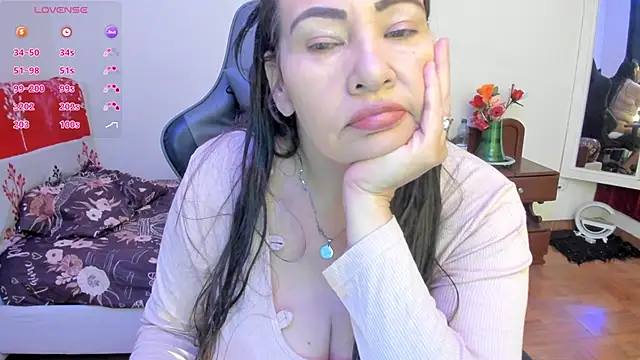 esmeralda milf online show from December 1, 2025, 2:51 pm