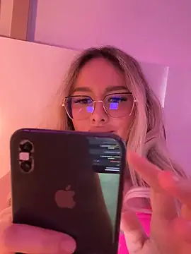 mollyxxx online show from March 12, 2025, 8:19 am