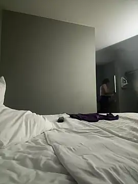 Aw ThROAt9 online show from April 20, 2026, 12:02 am