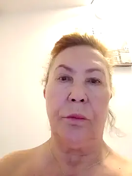 Snapshot of Hottie-Mom chatting on April 19, 2026, 7:31 am Hottie-Mom online show from April 19, 2026, 7:31 am