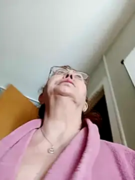 Snapshot of Hottie-Mom chatting on May 29, 2026, 7:25 am Hottie-Mom online show from May 29, 2026, 7:25 am